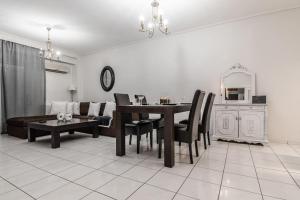 ヴォロスにあるThanos Luxury homeのリビングルーム(テーブル、ソファ付)