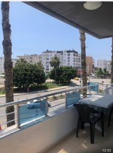 balcón con mesa y vistas a la calle en GARDEN ASMİN OTEl&SPA, en Kızılbağ