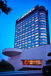 Un bâtiment avec un panneau merriott en haut dans l'établissement Le Meridien New Delhi, à New Delhi