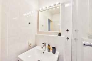 a white bathroom with a sink and a mirror at Kvartier2 in TOP-Lage, 5 min zur Bali-Therme und GOP, HDZ, Arbeitsplatz, Boxspringbett in Bad Oeynhausen