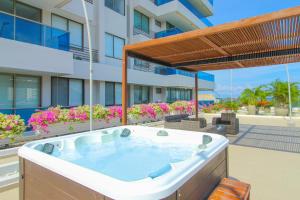 聖瑪爾塔的住宿－Apartasuites Samaria - Club de Playa，大楼天井上的热水浴池