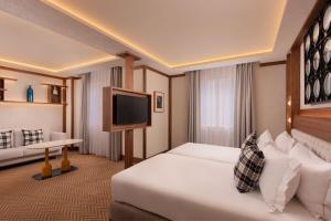 una camera d'albergo con letto e TV di Hotel Ercilla de Bilbao, Autograph Collection a Bilbao