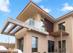 ein Haus mit einem großen Balkon davor in der Unterkunft Golf Tenerife South xx Wheel Accessible Shower xx Free WIFi xx Private Pool 30 degrees xx Two Terraces 30m2x60m2 xxFree Parking xx Mountain view xx Flatscreen 65 inch xx in San Miguel de Abona