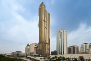 een hoog gebouw midden in een stad bij Sheraton Petaling Jaya Hotel in Petaling Jaya