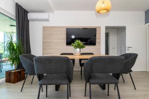 a dining room with a table and chairs at Apartment Sweet Dream Manjiga in Nečujam