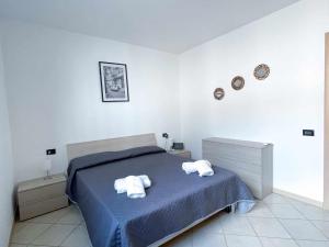 1 Schlafzimmer mit 2 Handtüchern auf einem Bett in der Unterkunft La Spiaggia Apartment in Bellagio