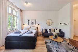 a bedroom with a bed and a couch at STUDIO3 zentral und ruhig mit Parkplatz, 5 min z Bali-T und GOP, Boxspring, NETFLIX in Bad Oeynhausen