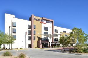 eine Ausstellung der Springhill-Suiten austin Hotel in der Unterkunft SpringHill Suites Kingman Route 66 in Kingman