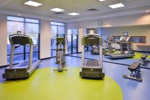 un gimnasio con cintas de correr y máquinas elípticas en SpringHill Suites Kingman Route 66 en Kingman