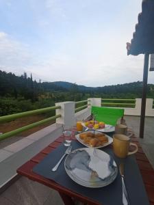 Ein Tisch mit Tellern voller Essen auf einem Balkon in der Unterkunft Villa Sandra in Panormos Skopelos