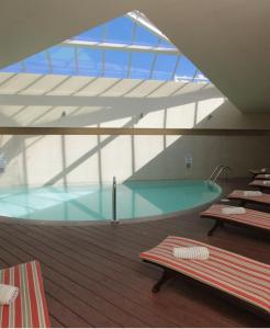 una piscina en un edificio con techo de cristal en Radisson Hotel Puerto Varas, en Puerto Varas