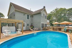 ein Swimmingpool vor einem Haus in der Unterkunft Cape May Getaway with Private Deck and Hot Tub! in Rio Grande