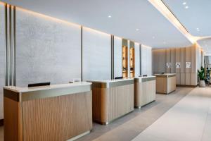 Residence Inn by Marriott Sheikh Zayed Road, Dubai في دبي: صف من مكاتب الاستقبال في اللوبي