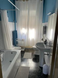 een badkamer met een bad, een toilet en een wastafel bij Casa Anna in Ravenna