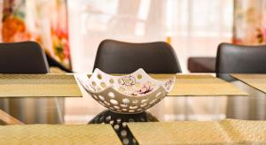 リョレート・デ・マルにあるParrot’s Houseのテーブル上の猫顔鉢