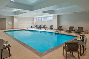 a large swimming pool with chairs and a table at Franklin Marriott Cool Springs in Franklin