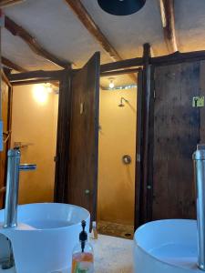 y baño con bañera, lavamanos y ducha. en La Aldea Holbox Cabañas y Camping en Isla Holbox