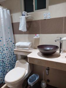 y baño con lavabo, aseo y ducha. en hotel 3 banderas Manzanillo del Mar, en Cartagena de Indias