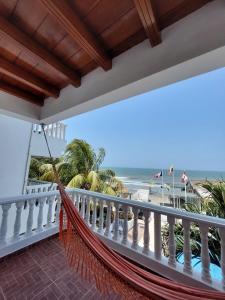 eine Hängematte auf dem Balkon mit Blick auf den Strand in der Unterkunft hotel 3 banderas Manzanillo del Mar in Cartagena de Indias