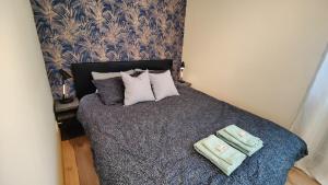 - une chambre avec un lit et 2 serviettes dans l'établissement Jannseni apartment, à Pärnu