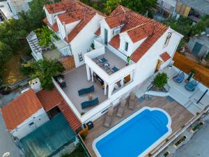 Bazén v ubytování Villa Oasis with private pool nebo v jeho okolí