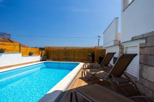 Bazén v ubytování Villa Oasis with private pool nebo v jeho okolí