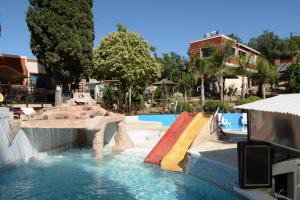 einen Pool mit Rutsche und Wasserpark in der Unterkunft Complejo Los Cipreses in Villa Carlos Paz