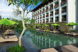 un hotel con piscina con sedie e ombrelloni di Element Bali Ubud ad Ubud