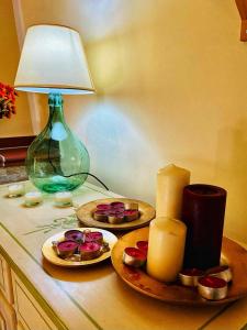 una mesa con dos platos de comida y una lámpara en La Casa dei Panorami, en Castelsaraceno