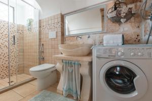 A bathroom at Trullo Milù with Pool