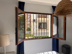 ein offenes Fenster mit Blick auf einen Hof in der Unterkunft Sol de Vera Costa in Vera