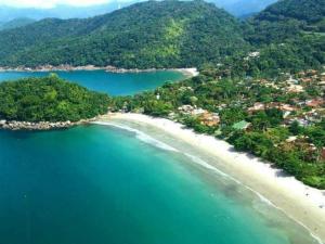 an aerial view of a beach and the ocean at Recanto Vizinho do Mar in Ubatuba