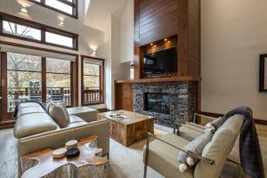 a living room with a couch and a fireplace at Tremblant Prestige - Étoile 1500-5 in Mont-Tremblant