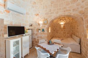A television and/or entertainment centre at Trullo Milù with Pool