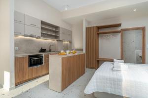 een grote keuken met een bed in een kamer bij Ble Residence, Your Home Away from Home in Panormos Rethymno