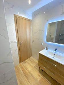 a bathroom with a sink and a mirror at T2 Neuf, parking & garage privé, proche centre in Sarlat-la-Canéda