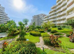 un jardín en medio de un edificio en Apartamentos BENALBEACH, en Benalmádena