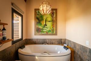 Снимка в галерията на Shiva Boutique Hotel - Praia do Rosa в Прайя-ду-Роза