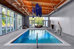 una piscina en una habitación con techo en Aloft Raleigh Durham Airport Brier Creek, en Raleigh