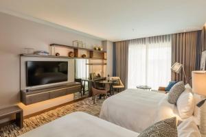 Habitación de hotel con cama y TV de pantalla plana. en JW Marriott Hotel Monterrey Valle, en Monterrey