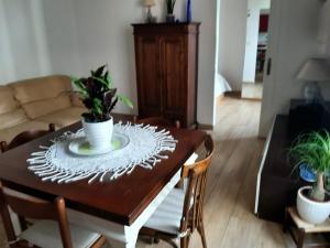una sala de estar con una mesa de madera con un plato. en Casa DALU a Roma nel cuore di Ostia Antica, en Ostia Antica