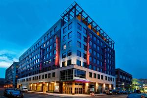 un gran edificio con luces rojas en el lateral. en Residence Inn by Marriott Boston Back Bay/Fenway en Boston