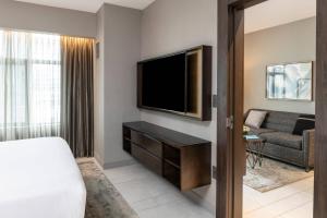 Μια τηλεόραση ή/και κέντρο ψυχαγωγίας στο The Row Hotel at Assembly Row, Autograph Collection