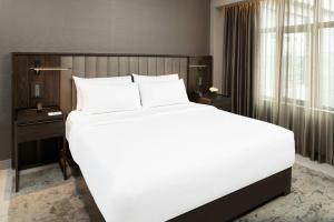 Ένα ή περισσότερα κρεβάτια σε δωμάτιο στο The Row Hotel at Assembly Row, Autograph Collection