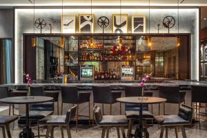 Ο χώρος του lounge ή του μπαρ στο The Row Hotel at Assembly Row, Autograph Collection