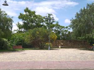 un parc avec un éclairage de rue et un banc dans l'établissement Casa Is Calitas, à Solèminis