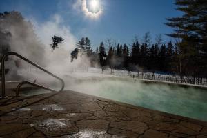 een hot tub met stoom die er uit komt bij Bondurant 95-8 / COZY and LUXURIOUS 3 bedroom in Mont-Tremblant