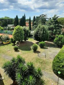 un parque con un montón de árboles y arbustos en Casa DALU a Roma nel cuore di Ostia Antica, en Ostia Antica