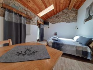 una camera con letto e tavolo in legno di Bed & Breakfast La Crotta a Pont-Saint-Martin