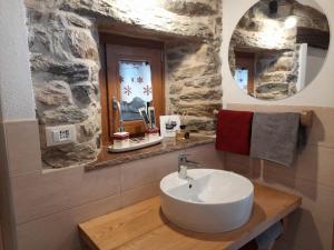 bagno con lavandino bianco e specchio di Bed & Breakfast La Crotta a Pont-Saint-Martin